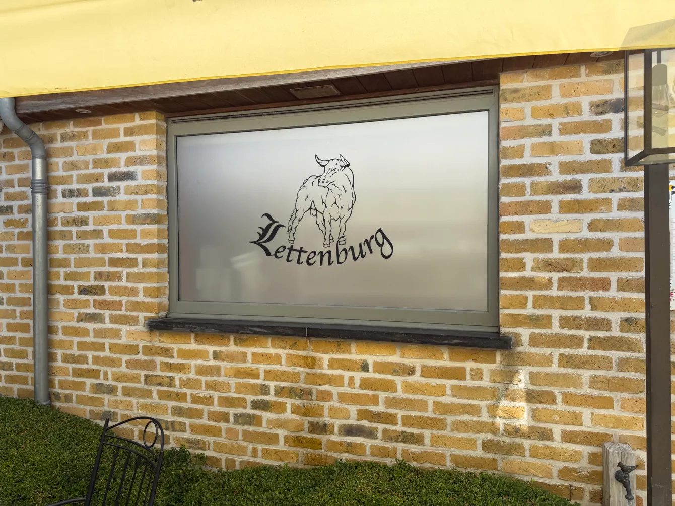 Gevelreclame en raambelettering restaurant - Projecten - Belettering-RestaurantLettenburg1